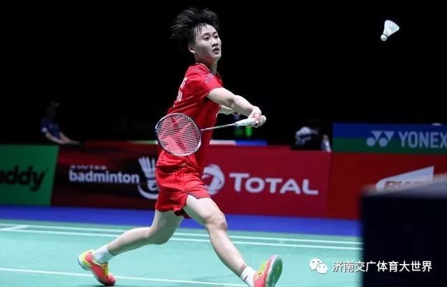 用一脚低射 用一脚低射