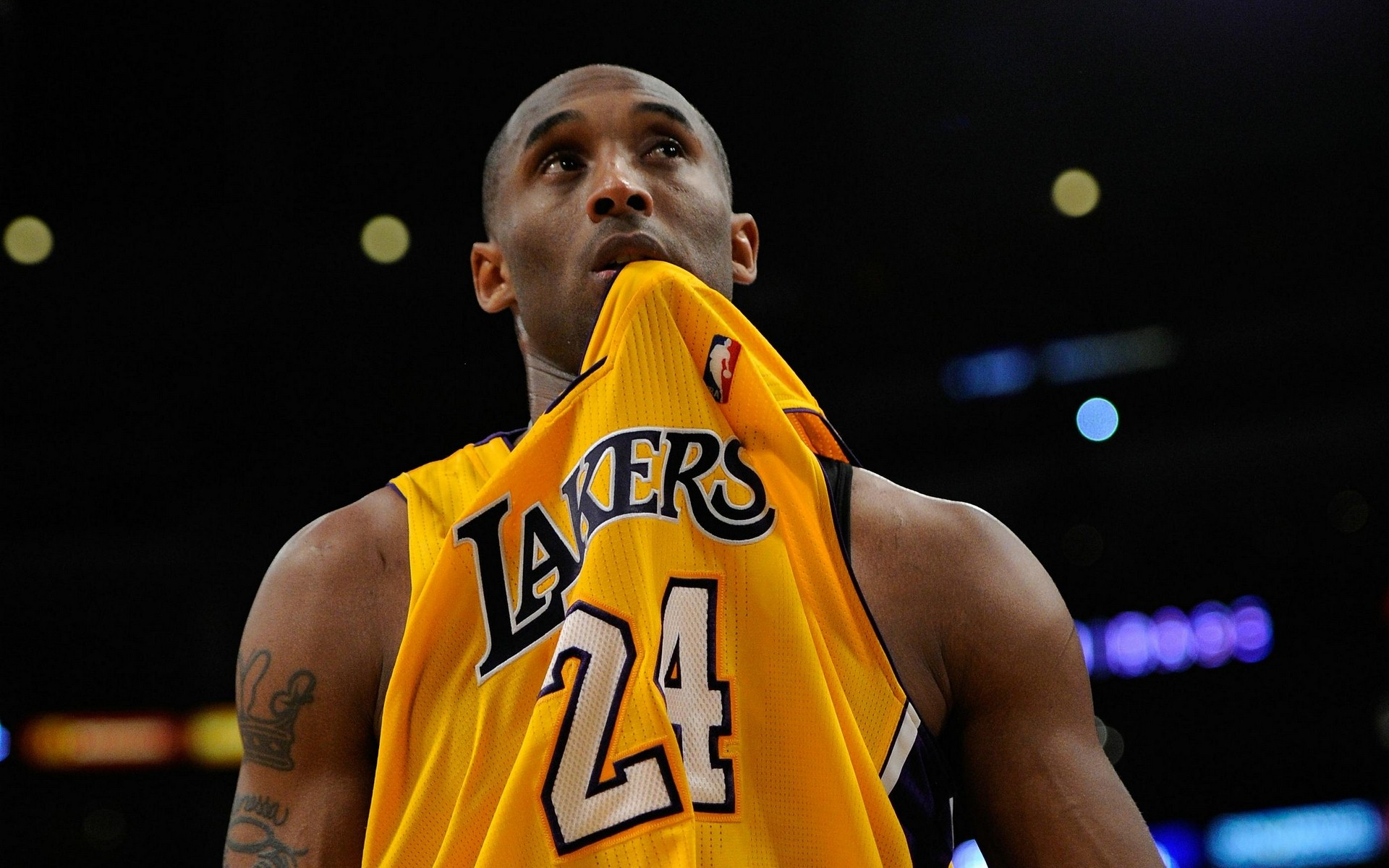 字母哥获准参加欧锦赛，媒体试图挑动字母哥被交易，斯通出面辟谣